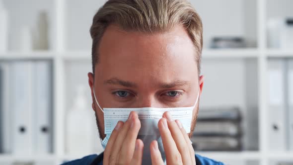 Professional medical doctor in hospital office, Portrait of young and confident physician. alt