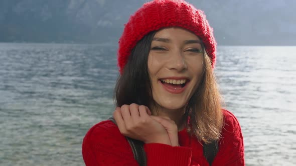 Happy Girl in Rays of the Sun alt