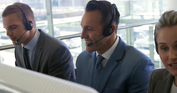 Young business people meeting in a modern office alt