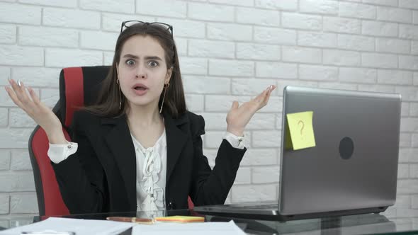 A question in a business woman. alt