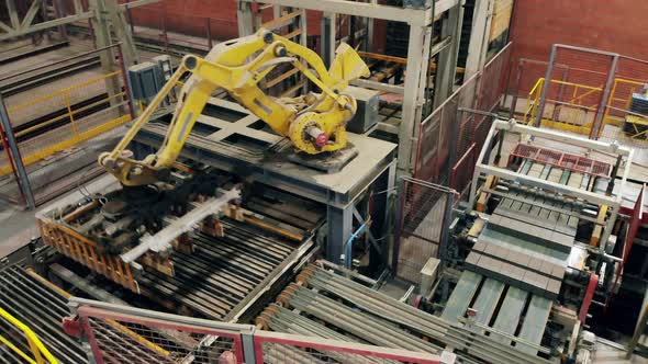 Mechanized, Automated Robotic Arm Is Relocating Ceramic Products at Modern Plant alt