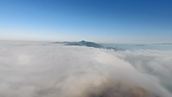 Clouds and protruding mountain peaks in early morning in Malibu Canyon, Monte Nido, California, USA alt