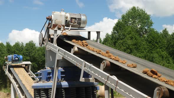 Mechanical conveyor belt to pulverize stone and generate gravel