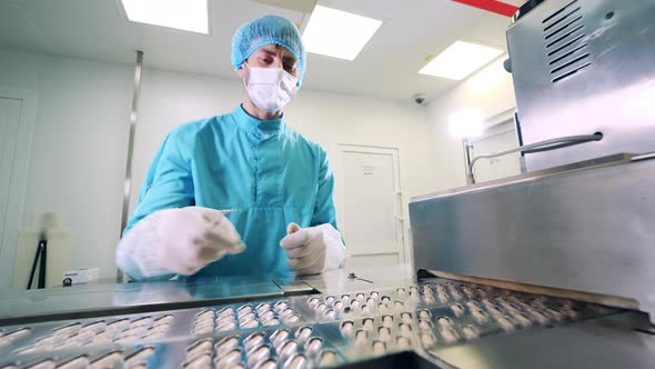 Male Specialist is Replacing Capsule Pills on the Transporter alt