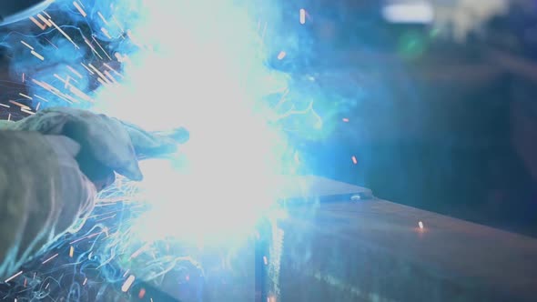 Metal Welding, Manual Welding in a Shielding Gas Environment. alt