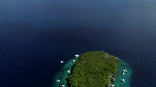 Aerial view of Pescador Island with traditional filipino boats, Philippines. alt
