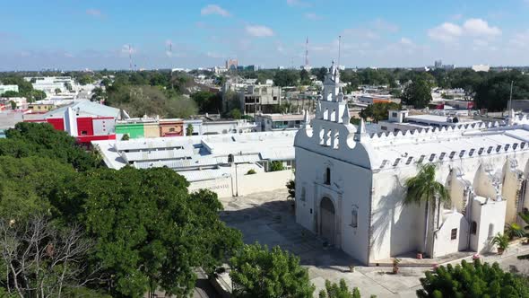 Aerial camera turning and looking down at the School (Escuelo) of Nicolas Bravo. alt