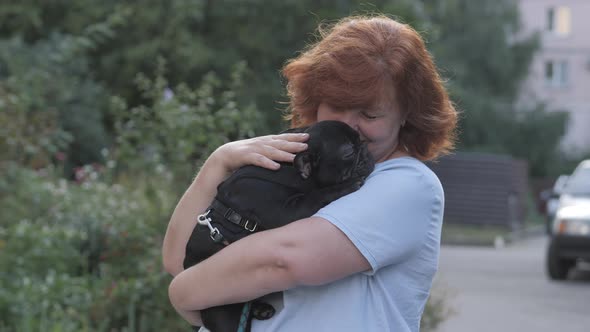 Woman and a Blind Dog Bulldog alt