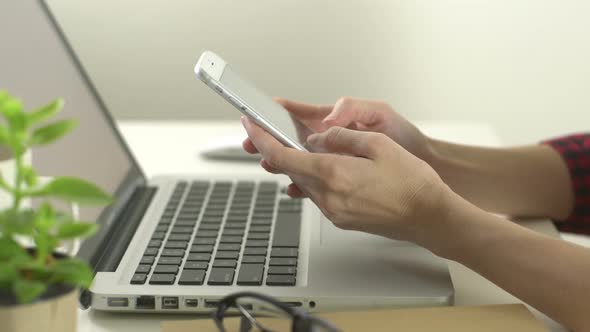 Chat On Smartphone alt