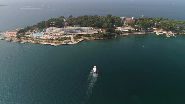 Boat arriving to Sv. Nikola island near Porec, Istria, Croatia alt