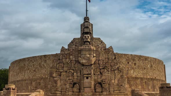 Push in motion blur time lapse of the monument to the homeland on the Paseo de Montejo in Merida, Yu alt