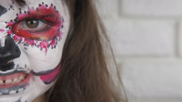 Makeup for Halloween.  alt