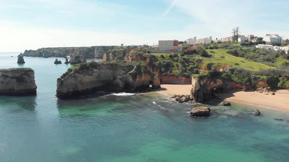Praia dos Estudantes, intimate sand beach with a rock tunnel, Lagos, Algarve alt