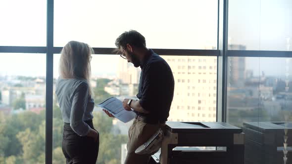 Motivated Analyst Teamwork Chatting On Business Plan.Customer Conversation Communicate With Employee alt