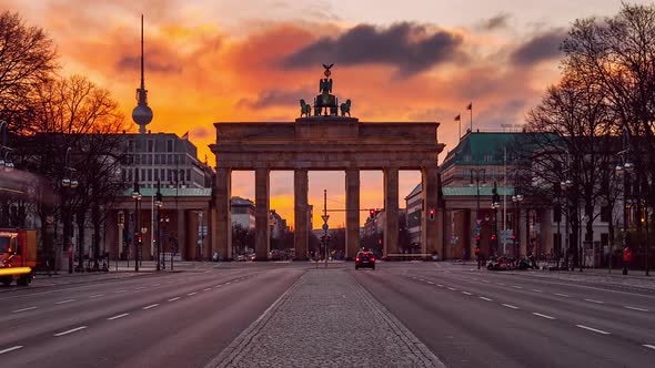 Night to Day Time Lapse of Sunrise behind the Brandenburg Gate , Berlin, Germany alt