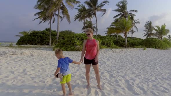 Happy Family Beach Holiday alt