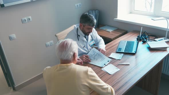 Doctor starting consultation in polyclinic