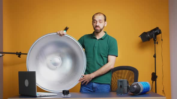 Presentation of Silver Beauty Dish alt