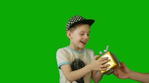 The child is naughty, crying and receives a gift on a green background. A gift to loved ones and chi alt