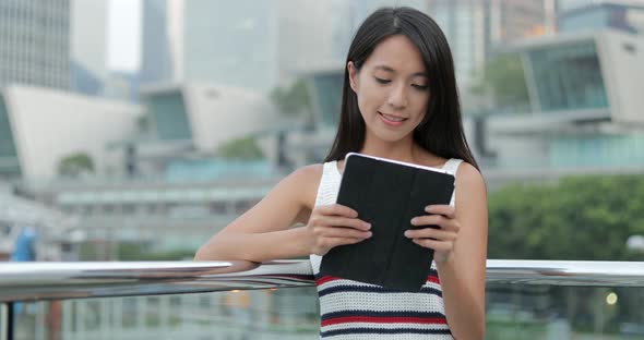 Woman Using Digital Tablet Computer in The City alt