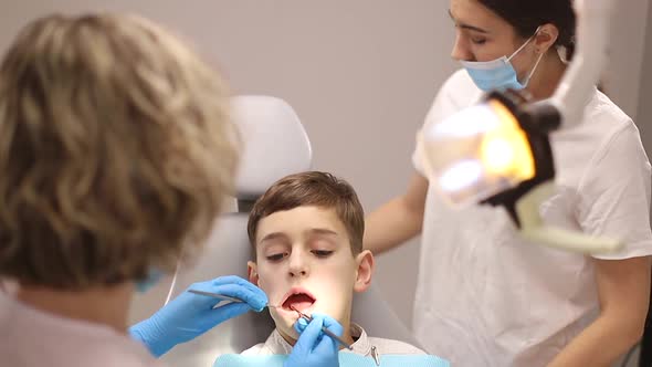 Little boy treats teeth, dentists examine a child's teeth, the concept of dentistry alt