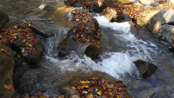 Water flowing through the rocks alt