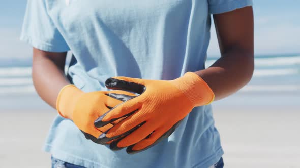 Portrait of african american woman wearing volunteer t shirt and face mask looking at camera alt