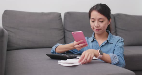 Housewife calculate the expenditure of daily life alt