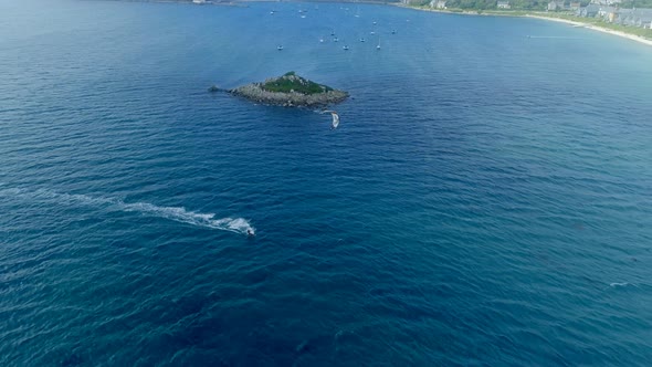 Kitesurfer in an Ocean Bay alt