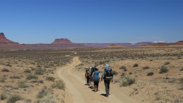 Four Backpackers Hike in Glen Canyon National Recreation Area, Utah alt