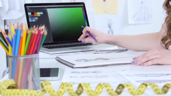 Artist Chooses a Color According To the Color Scheme More Suitable for This Outfit alt