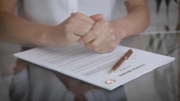 Divorce. Sign the divorce order. alt