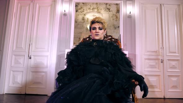 Transvestite Woman Monarch Proud Sit Throne alt