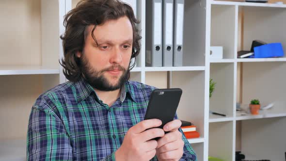 Happy Worker Messaging in Office alt