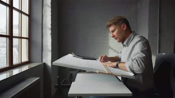 Young professional with plan in the workplace alt