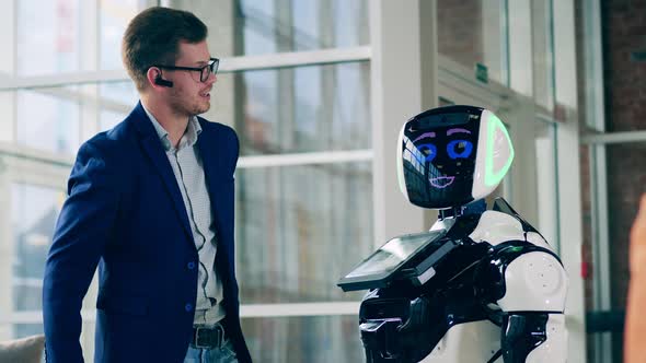 Businessman Talking with a Bionic Robot alt