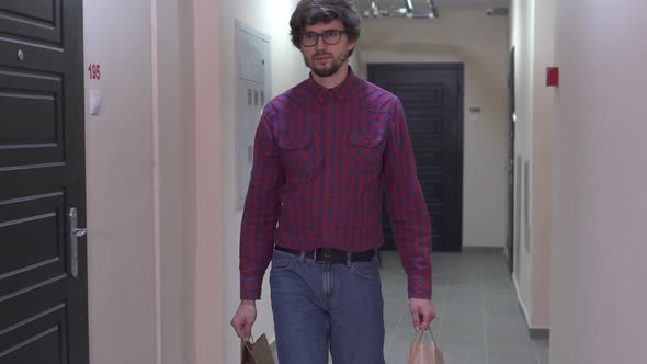 The delivery service will deliver the parcels from the grocery store to the home. alt