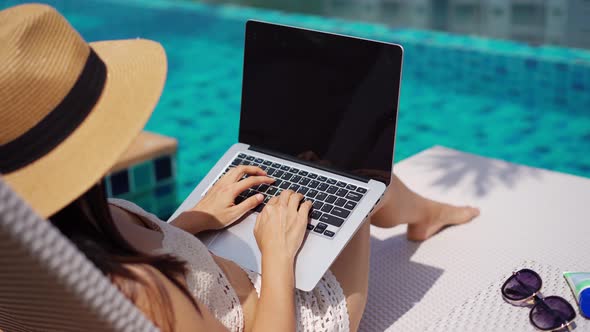 Young woman freelancer traveler working online using laptop while traveling