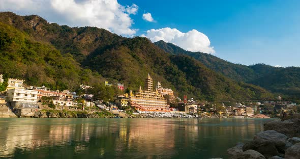Time lapse at Rishikesh, holy town and travel destination in India alt