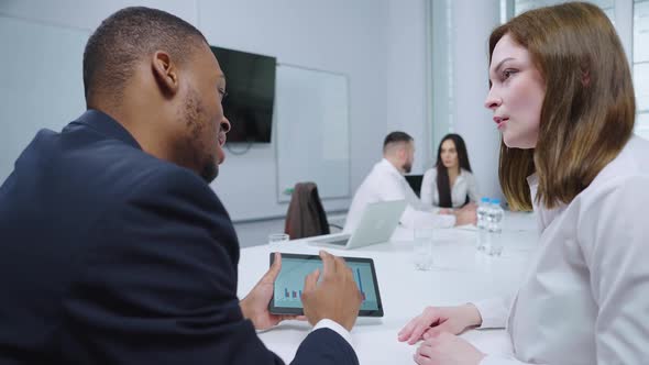 Business Analysts Working with Growth Graph in Office alt