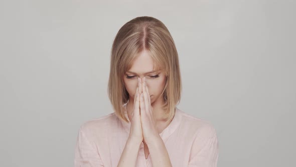 Studio portrait of young, beautiful and natural blond woman. alt