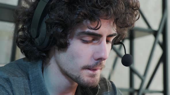 Close Up of a Support Hotline Worker with Laptop and Microphone at Work alt