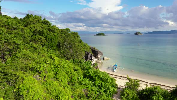 Nature Landscape: Sandy Tropical Beach with Crystal Clear Sea. Rocks and Tropical Beach in Caramoan alt
