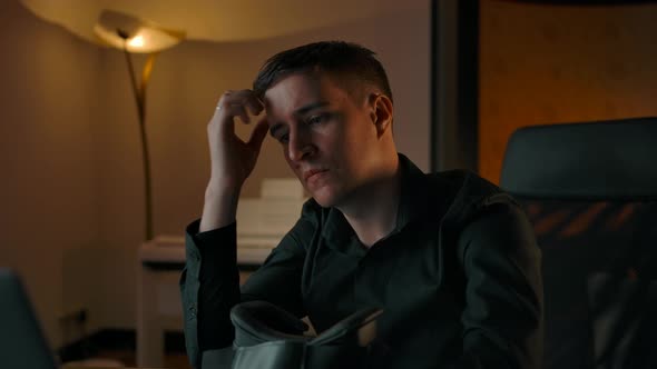 Caucasian Male Looking Around in VR Headset Indoor of Cozy Home Interior alt