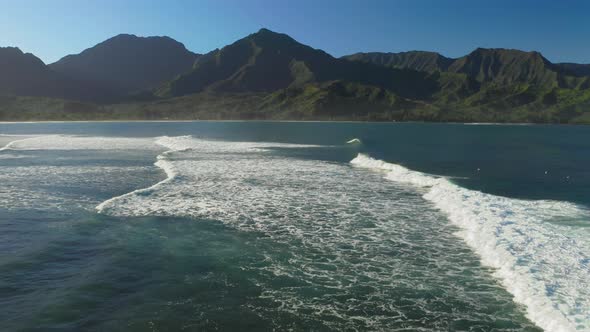 Hanalei. Relaxing Video of Slowly Rolling Waves Off the Coast of Hawaii in the Morning alt