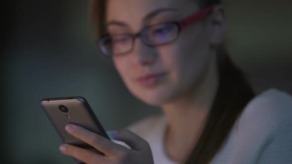 Young Woman Browsing Pages on Smartphone, Using Mobile App, Shopping Online alt