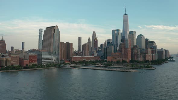 Aerial Drone Shot Ascending Towards Downtown a Dense Cityscape (Manhattan, New York) alt