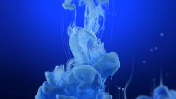 Blue ink in water, Slow Motion alt
