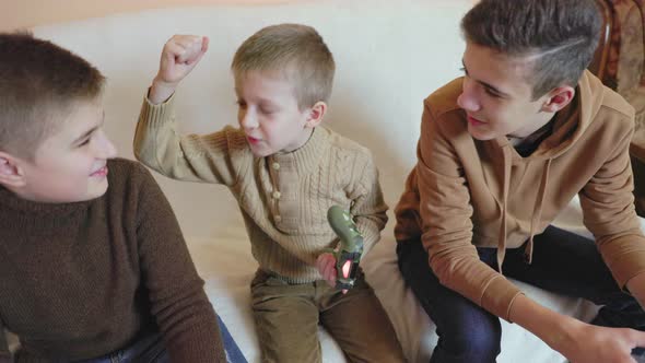 Children Play on the Console with Joysticks in Ruhs alt