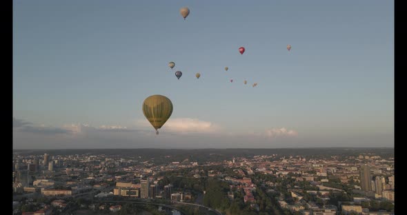 Baloons Over The Cityscape And River 4 K 60fps